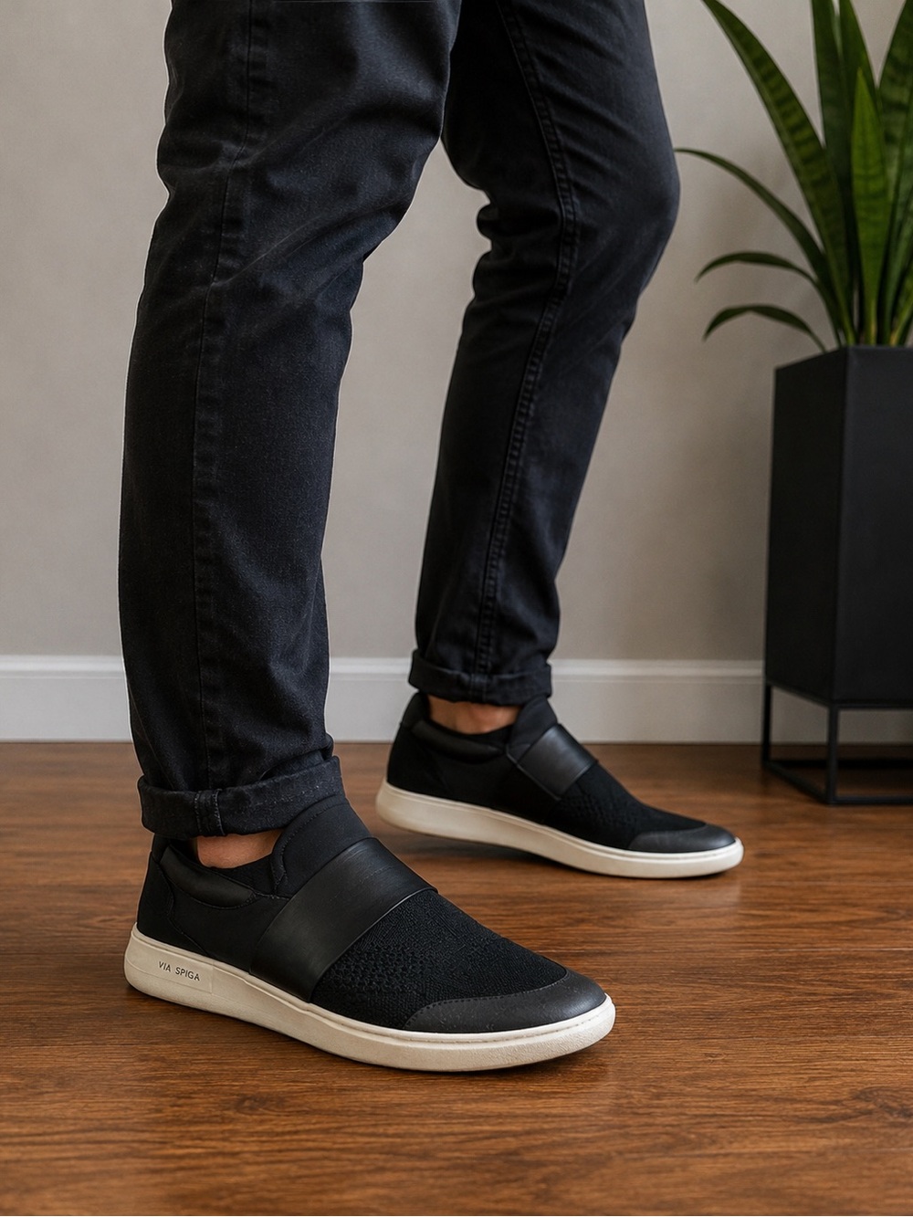 Via Spiga Men’s Size 11 Black Slip-On Sneakers Knit Leather Casual Shoes